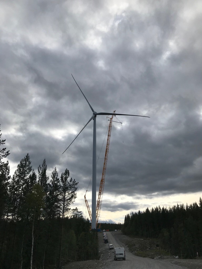 Nysäter Wind: Viktig milstolpe nådd – första vindkraftverket rest